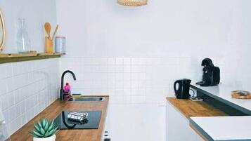 Kühlschrank, Ofen, Kochgeschirr/Geschirr/Besteck