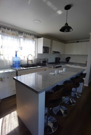 Fridge, microwave, oven, stovetop - Family house | Panoramic view, swimming pool and tennis court | Pet-friendly (El Quisco)