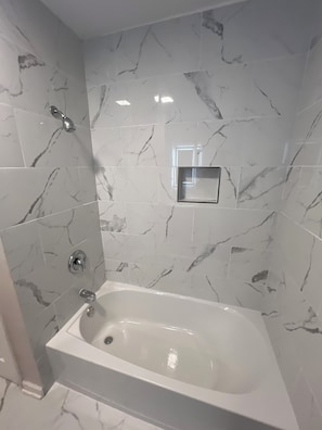 Shower, hair dryer, towels, soap - HEART of THE CITY Near Downtown Greensboro, 10 min from A&T and other schools (Greensboro)