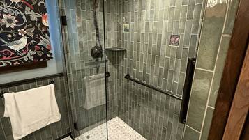 Douche, sèche-cheveux, serviettes fournies, savon