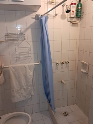 Dutxa, assecador de cabells, bidet i tovalloles 