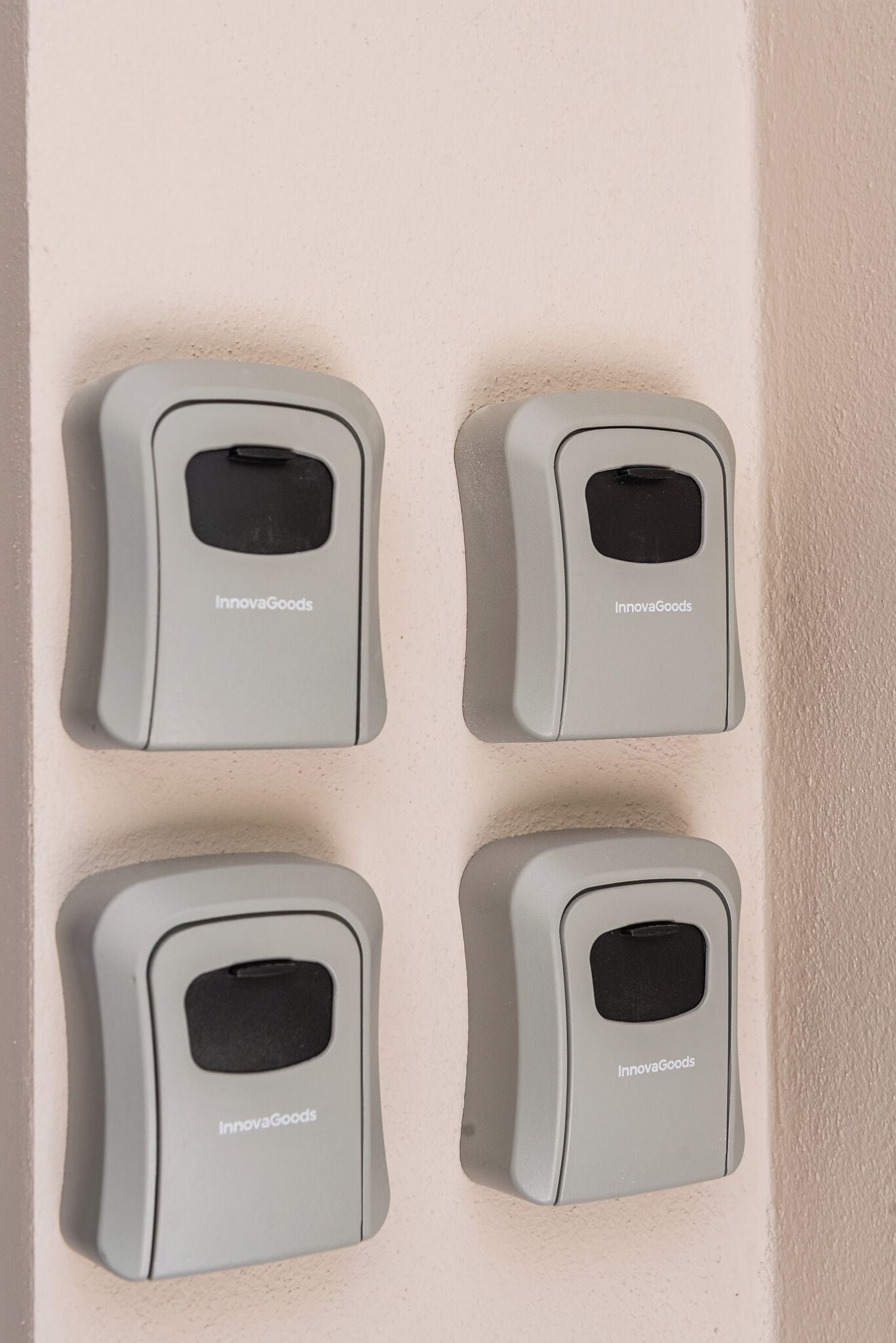 Vier an der Wand befestigte Geräte mit dem Aufdruck 'InnovaGoods' nebeneinander.
