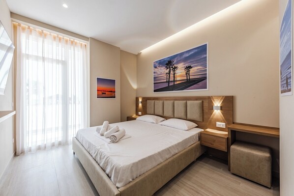 Chambre Deluxe double, balcon, vue sur la mer | Fer et planche à repasser, accès au Wi-Fi (inclus)