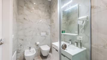 Phòng đôi Deluxe, ban công, quang cảnh biển | Phòng tắm