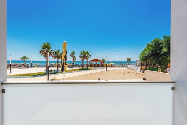 Habitación Deluxe doble, balcón, vistas al mar | Tabla de planchar con plancha y wifi gratis