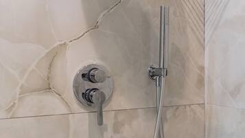 Habitación doble Deluxe, balcón, vista al mar | Baño