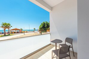Chambre Deluxe double, balcon, vue sur la mer | Fer et planche à repasser, accès au Wi-Fi (inclus)