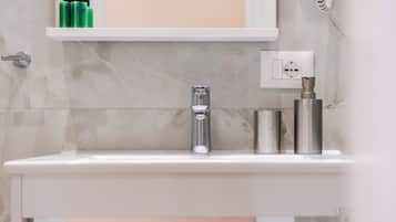 Deluxe Double Room, Balcony, Sea View | Bathroom