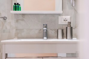 Deluxe Double Room, Balcony, Sea View | Bathroom