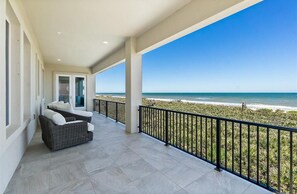 Property grounds - Spacious 10-bedroom house in charming Palm Coast on the beach! (Palm Coast)
