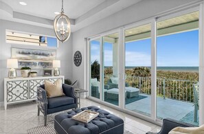 Living area - Spacious 10-bedroom house in charming Palm Coast on the beach! (Palm Coast)