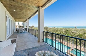Terrace/patio - Spacious 10-bedroom house in charming Palm Coast on the beach! (Palm Coast)