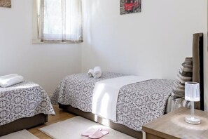 Room - Charming Two Bedroom Apartment (Venice)