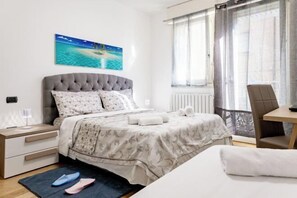 Room - Charming Two Bedroom Apartment (Venice)
