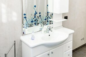 Unclassified image, 3 of 15, button - Charming Two Bedroom Apartment (Venice)