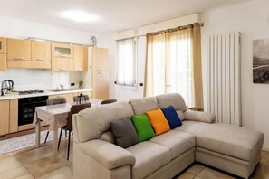 Unclassified image, 3 of 15, button - Charming Two Bedroom Apartment (Venice)