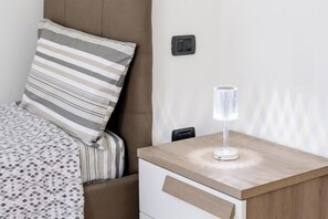 Room - Charming Two Bedroom Apartment (Venice)