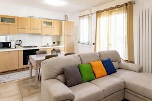 Unclassified image, 5 of 15, button - Charming Two Bedroom Apartment (Venice)
