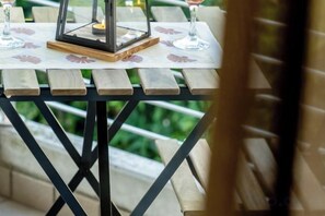 A table with a candle and glasses, set on a balcony with a view. - Charming Two Bedroom Apartment (Venice)