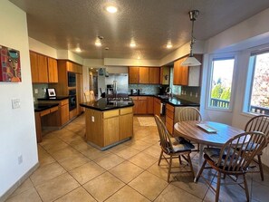 Microwave, oven, stovetop, dishwasher - Columbia View Retreat, Spacious Furnished Home in Argay Terrace,Portland Airport (Portland)