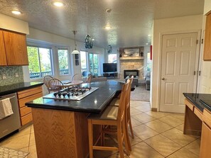 Interior - Columbia View Retreat, Spacious Furnished Home in Argay Terrace,Portland Airport (Portland)