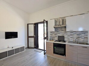 Fridge, microwave, oven, stovetop - Bellavista - Accomodation with 2 Bedrooms (Sicilia)