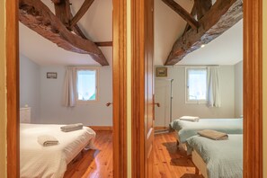 2 habitaciones, tabla de planchar con plancha, wifi y ropa de cama 