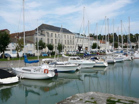 Marina. Gîte Les Hauts De L'estuaire with Private Terrace, Garden, and Wi-Fi