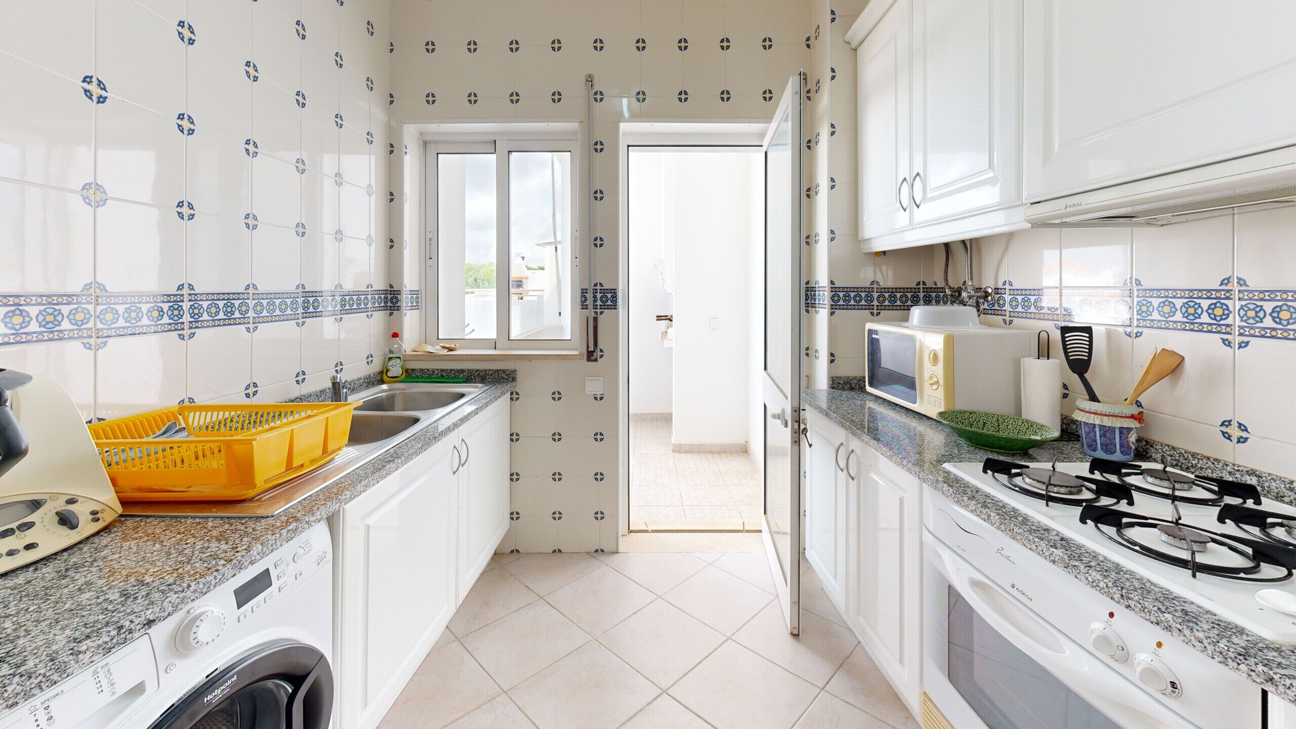 Frigorífico, microondas, horno y cafetera o tetera