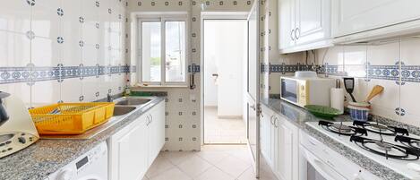 ثلاجة، ميكروويف، فرن، ماكينة لصنع القهوة/الشاي