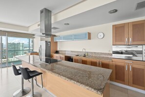 Departamento de lujo, varias camas, balcón, vista al mar | Cocina privada