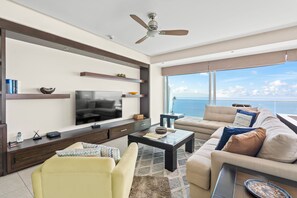 Luxury-Apartment, Mehrere Betten, Balkon, Meerblick | Wohnbereich | Smart-TV