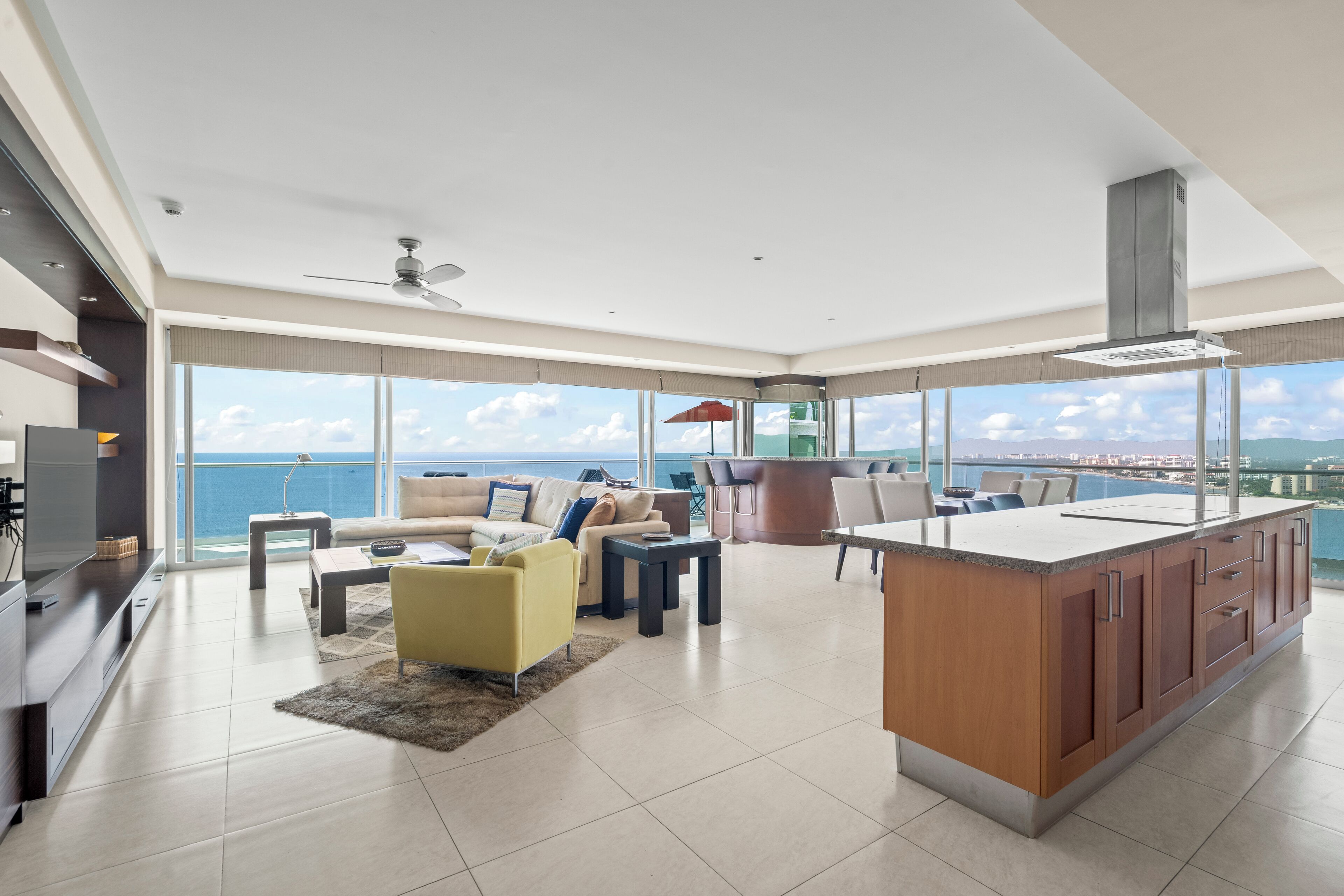 Departamento de lujo, varias camas, balcón, vista al mar | Área de sala de estar | Smart TV 