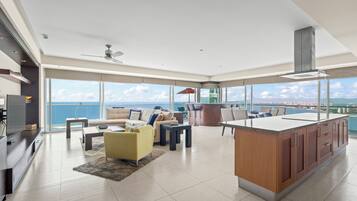 Departamento de lujo, varias camas, balcón, vista al mar | Área de sala de estar | Smart TV