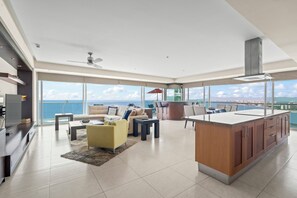 Departamento de lujo, varias camas, balcón, vista al mar | Área de sala de estar | Smart TV 