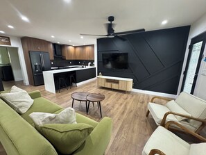 TV - Modern Coastal Retreat in South Tampa (Tampa)