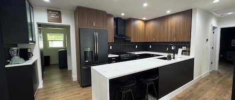 Micro-ondes, four, plaque de cuisson, lave-vaisselle