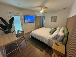 3 bedrooms, iron/ironing board, Internet, bed sheets - Modern Coastal Retreat in South Tampa (Tampa)