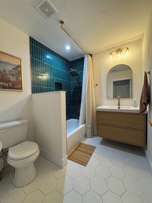 Hair dryer, towels, soap, toilet paper - Modern Coastal Retreat in South Tampa (Tampa)