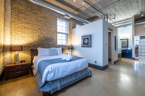 Comfort Apartment, Accessible Bathtub, City View | Blackout drapes, iron/ironing board, free WiFi - The Rumley (Saskatoon)