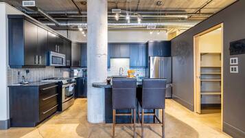 Appartement Confort, baignoire accessible aux personnes à mobilité réduite, vue ville | Cuisine privée