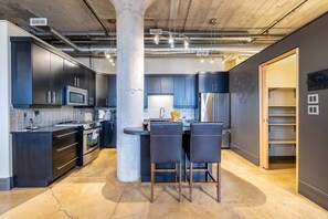 Comfort Apartment, Accessible Bathtub, City View | Private kitchen