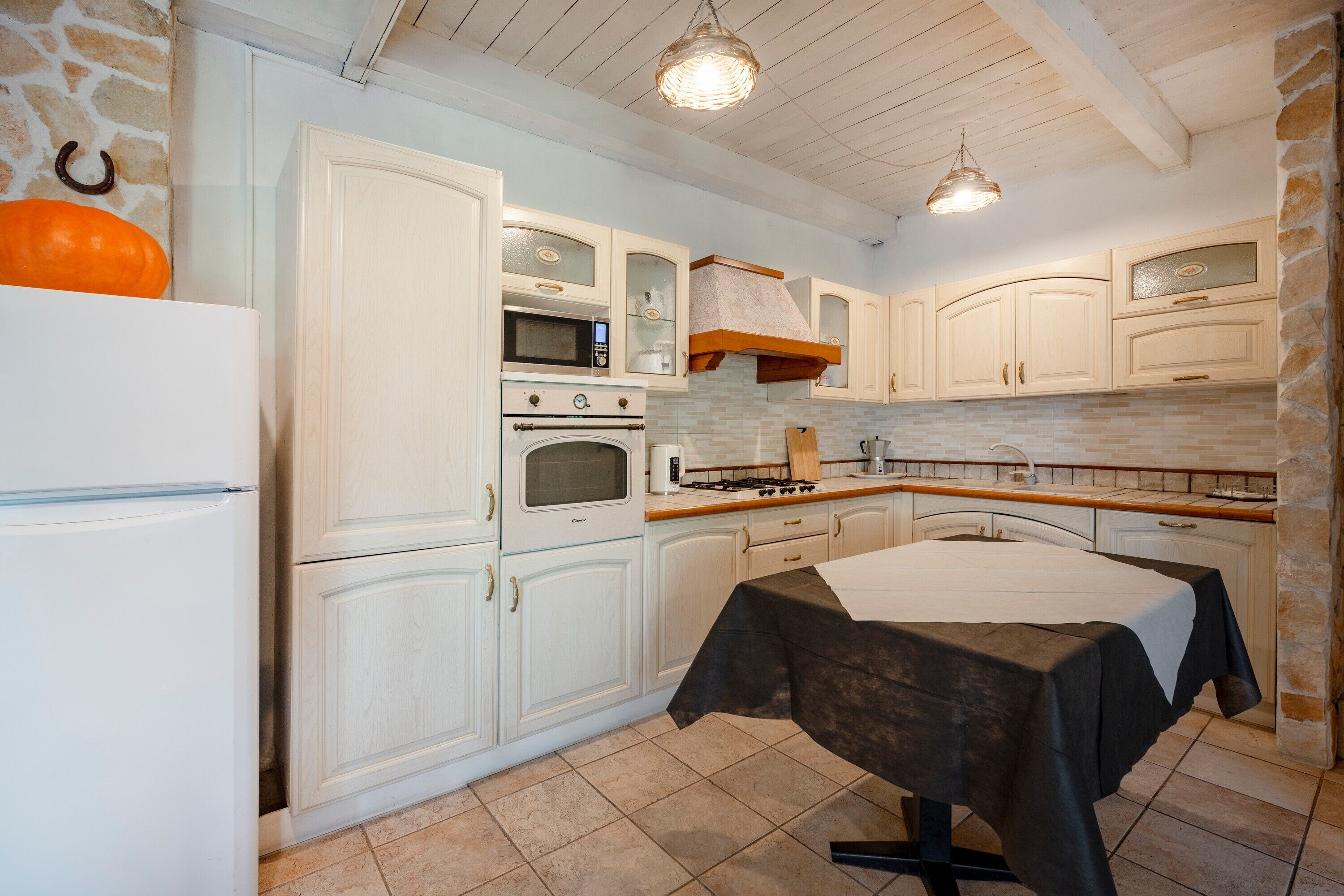 Frigorifero, microonde, forno, piano cottura