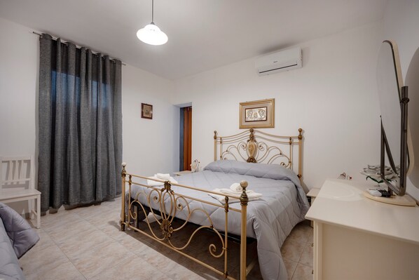 4 habitaciones, tabla de planchar con plancha, wifi y ropa de cama 