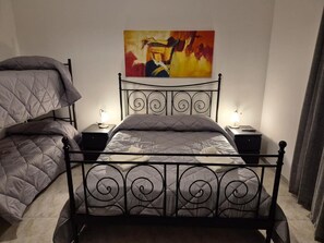 4 habitaciones, tabla de planchar con plancha, wifi y ropa de cama 