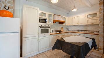 Frigorifero, microonde, forno, piano cottura