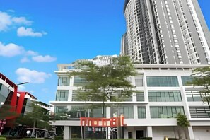 Exterior - City View Southkey 2BR 2FREE 18F By Natol (Plentong)