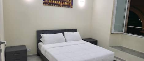 Escritorio, tabla de planchar con plancha y wifi gratis