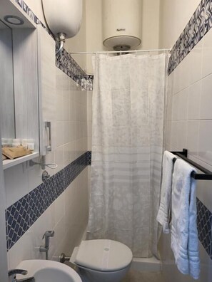 تجهيزات دش، مجففات شعر، مناشف، صابون