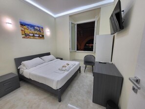 غرفة ديلوكس مزدوجة - منظر للمدينة | مكتب ومكواة/لوح كي وواي فاي مجانًا